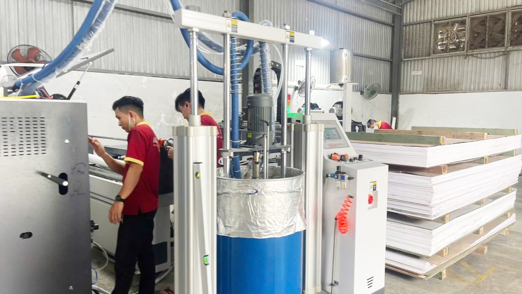 Keo PUR được ứng dụng trong dán phủ mặt phẳng (flat lamination) cho nhiều vật liệu khác nhau