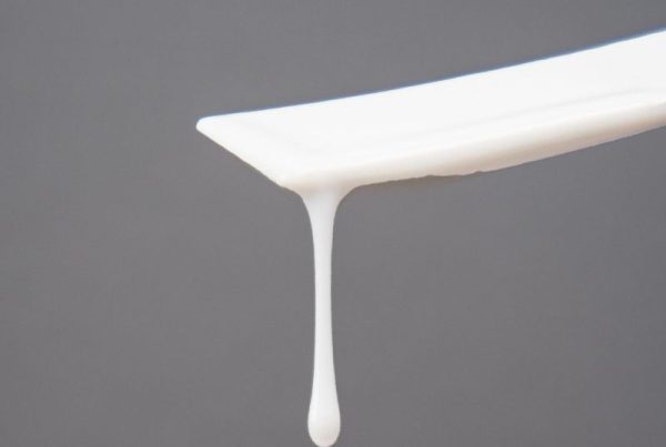 PVAC (Polyvinyl Acetate) là một loại polymer tổng hợp, được hình thành từ quá trình trùng hợp vinyl acetate monomer (VAM)