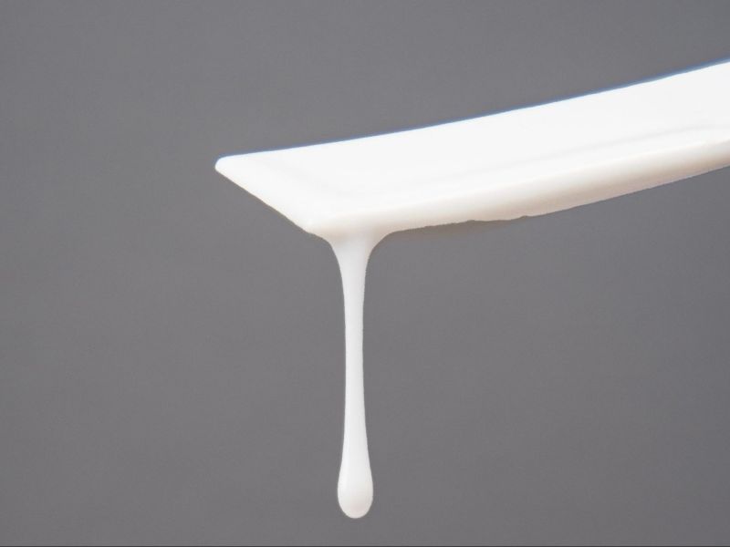 PVAC (Polyvinyl Acetate) là một loại polymer tổng hợp, được hình thành từ quá trình trùng hợp vinyl acetate monomer (VAM)