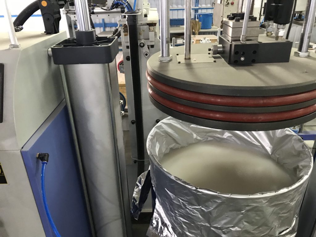 Keo PUR tạo liên kết hóa học thông qua phản ứng polymer hóa 