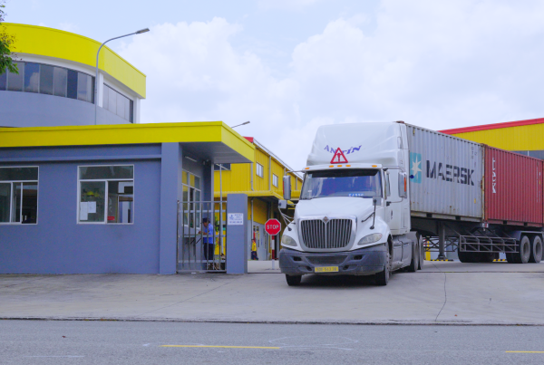 Xe tải và container tại khu vực xuất hàng của nhà máy TECHBOND
