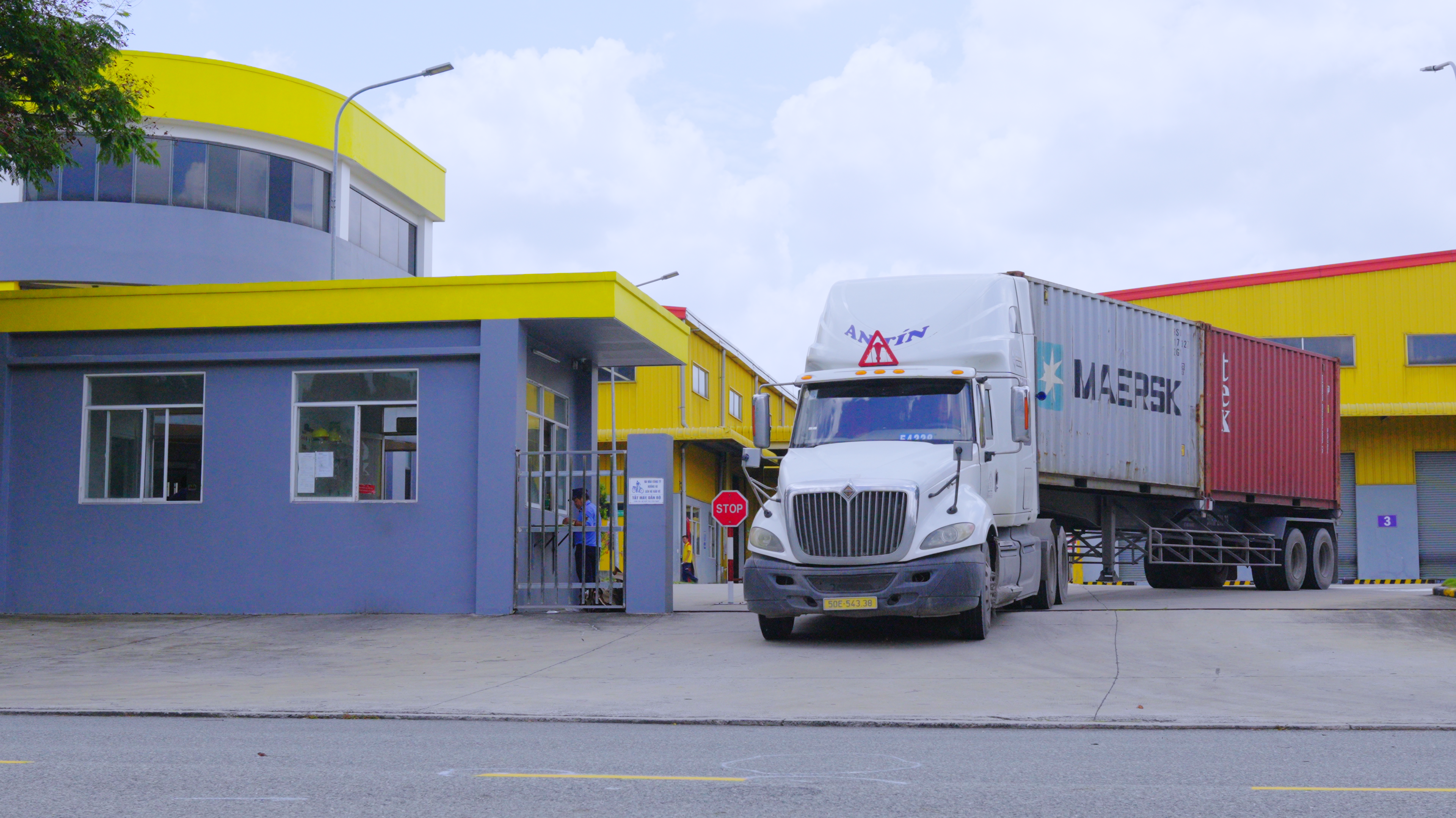 Xe tải và container tại khu vực xuất hàng của nhà máy TECHBOND
