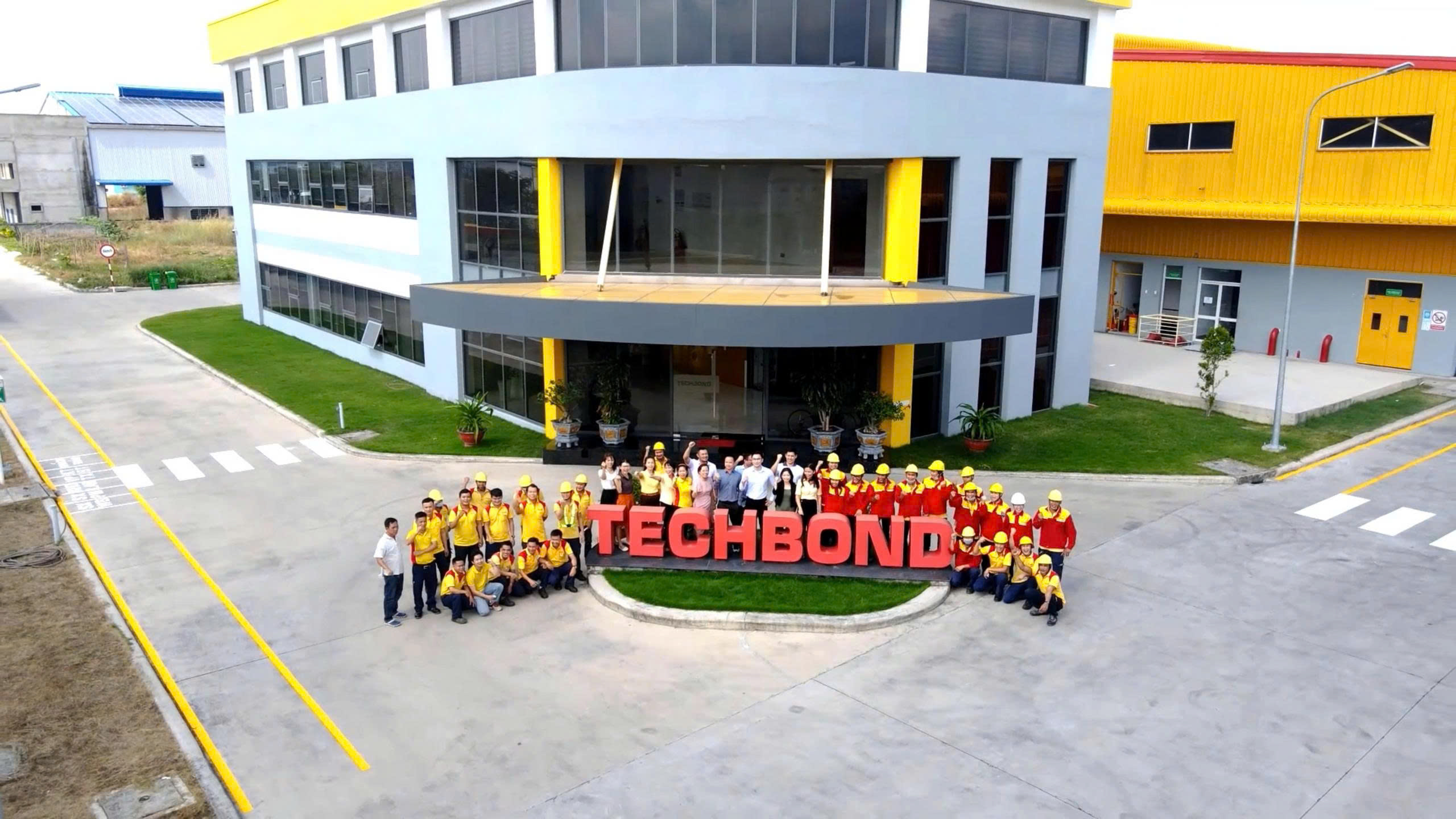 nhân viên techbond vẫy tay